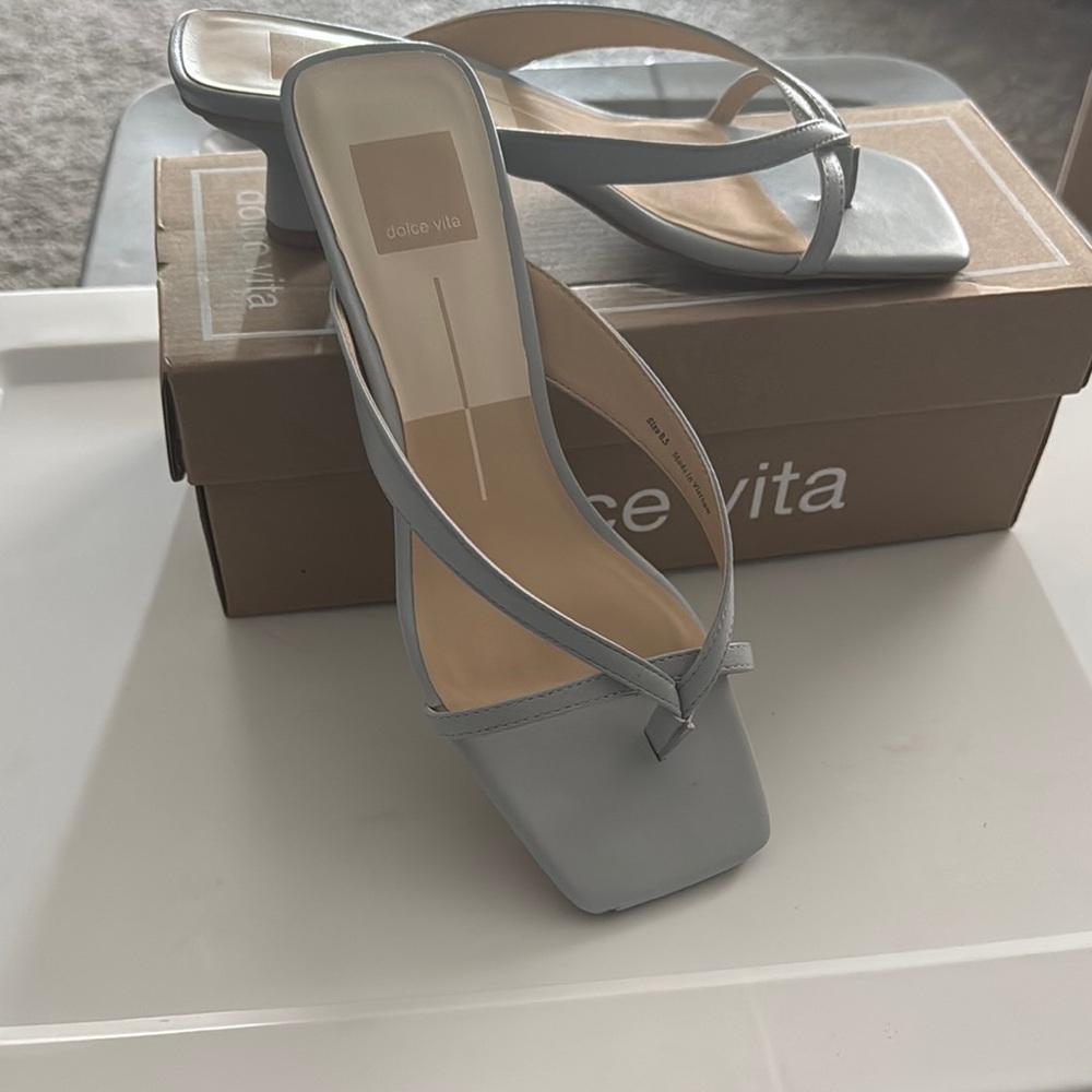 Dolce Vita Women's Light Gray Sandals
